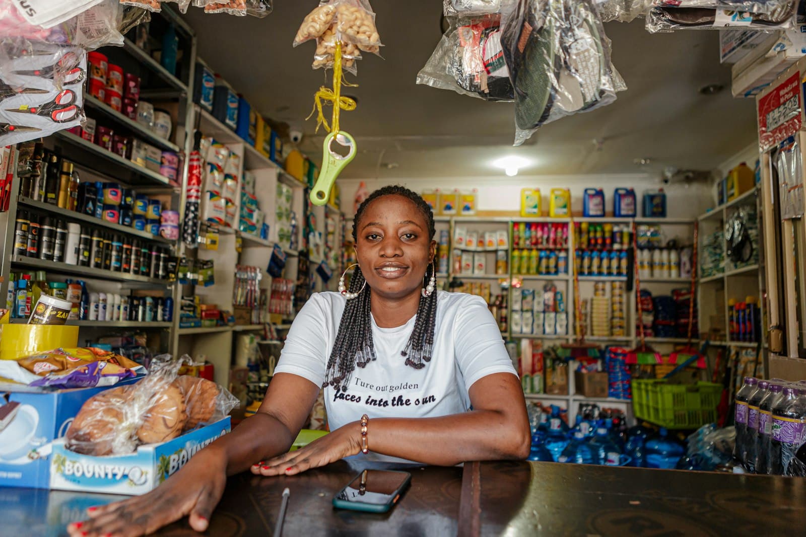 Une commerçante derrière le comptoir de sa boutique