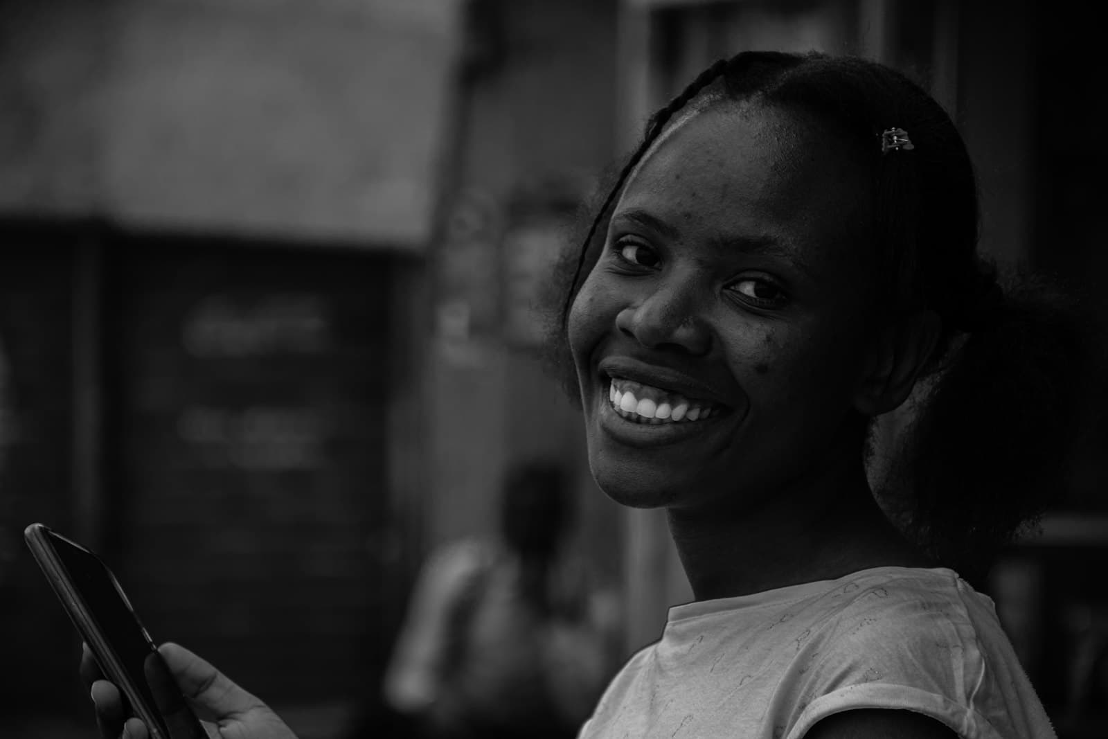 Une entrepreneure souriante, téléphone à la main